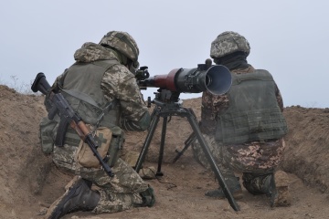 Ukrainian grenade launcher operators in active training near de-facto border with occupied Crimea