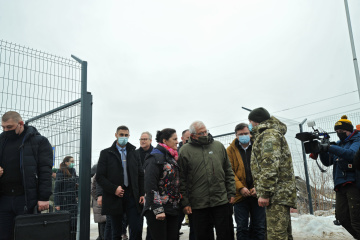 Folgen russischer Aggression mit eigenen Augen gesehen: EU-Außenbeauftragter Borrell besucht die Ostukraine