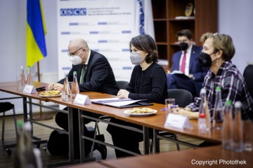 Annalena Baerbock trifft sich in Kyjiw mit Vertreterinnen und Vertretern der OSZE-Beobachtungsmission