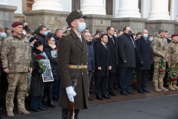 Ukraine leaders honor Donetsk airport defenders