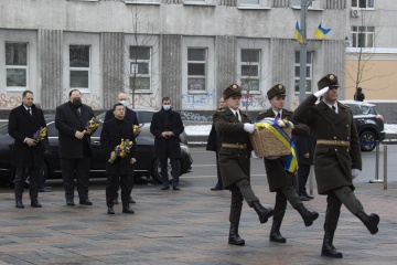 Líderes de Ucrania depositan flores en el monumento a Grushevsky