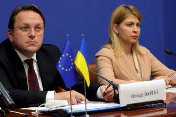 Várhelyi: La UE no acepta ninguna demanda de Rusia sobre el futuro de Ucrania