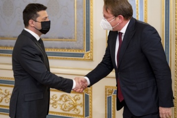 Zelensky trata con el eurocomisario Várhelyi el fortalecimiento de la seguridad energética