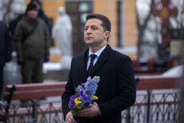 Zelensky deposita flores en la Cruz Conmemorativa a los Héroes de Kruty