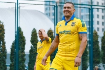 Oleksandr Usyk hace su debut futbolístico 