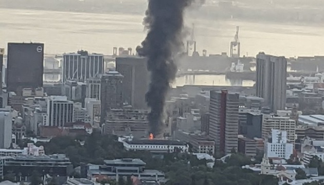 Будинок парламенту в ПАР охопила пожежа