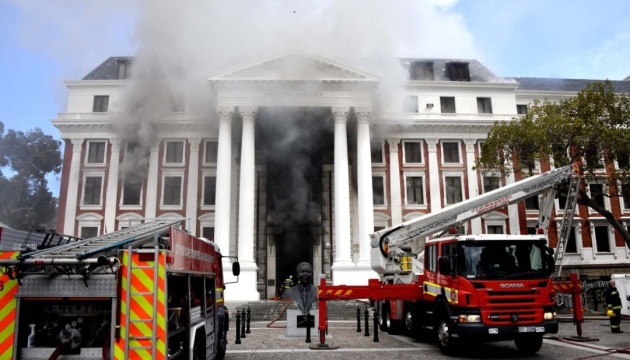 У ПАР заарештували підозрюваного у зв'язку з пожежею в парламенті