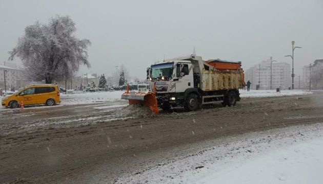 У Туреччині сніг заблокував 267 доріг