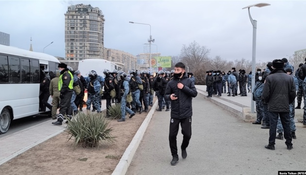 В Казахстане протестующие требуют, чтобы Назарбаев ушел из политики