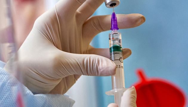 Ucrania introduce una dosis de refuerzo de la vacuna contra la COVID-19 para personas mayores de 60 años