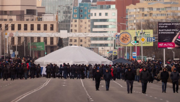 «Газові» протести у Казахстані тривають - влада обіцяє знизити ціни на пальне