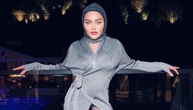 Мадонна праздновала Новый год в сияющей балаклаве от украинского дизайнера