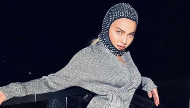Madonna éblouissante en cagoule créée par un couturier ukrainien