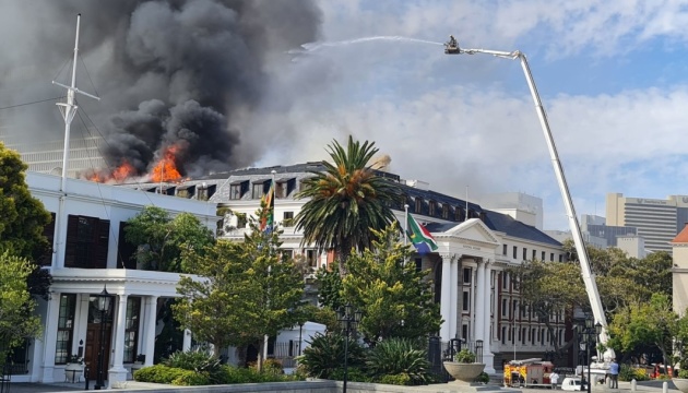 У ПАР пожежники два дні гасили будівлі парламенту