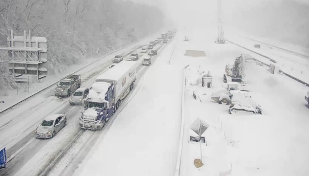 Поблизу столиці США снігопад заблокував сотні автомобілів