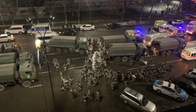 Протести в Казахстані: на вулицях Алмати з’явилася військова техніка