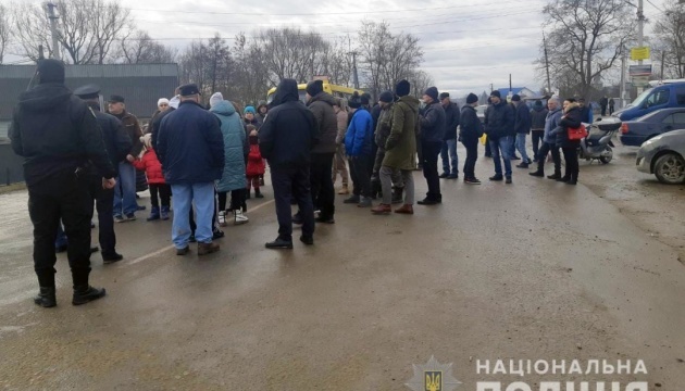 На Буковині селяни другу добу блокують дорогу через закриття мосту