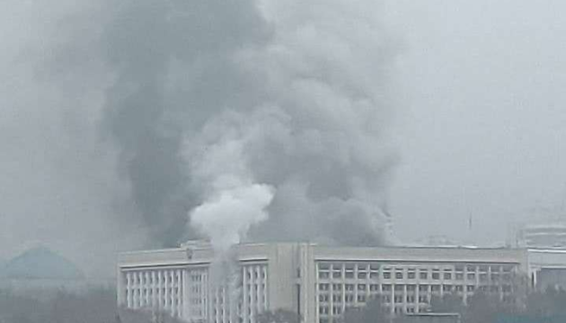 В Алмати протестувальники увірвалися до мерії, будівля горить