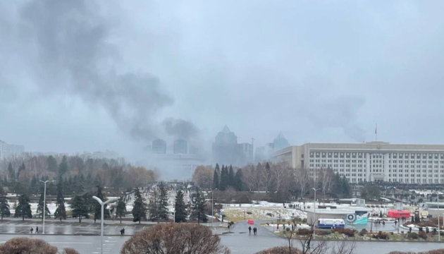 Kasachstan: Protestler stürmen Stadtverwaltung von Almaty, Gebäude brennt