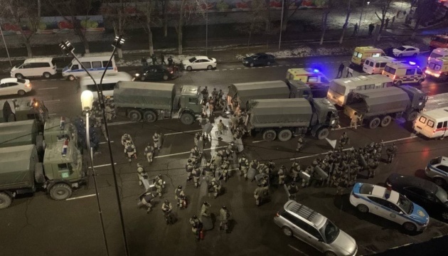 Se aconseja a los ucranianos que se abstengan de viajar a Kazajstán debido a las protestas masivas