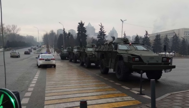 У Казахстані протестувальники змусили військових розвернути бронетехніку