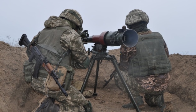 Ukrainian grenade launcher operators in active training near de-facto border with occupied Crimea