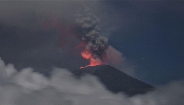 В Африці прокинувся один з найбільших вулканів світу