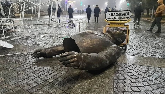 Протестувальники знесли пам'ятник Назарбаєву