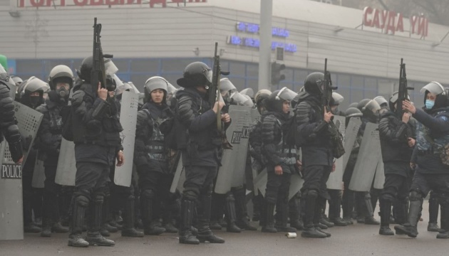 При столкновениях в Алматы погибли по меньшей мере 30 протестующих