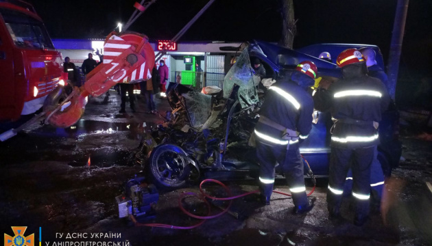 На Дніпропетровщині загинули дві людини через зіткнення автомобільного крана з Mercedes