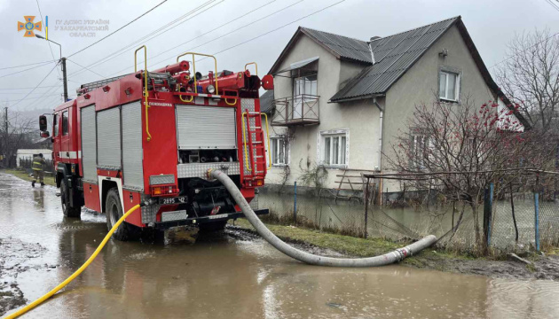 Паводок на Закарпатті: рятувальники відкачали воду в підтоплених будинках і дворах