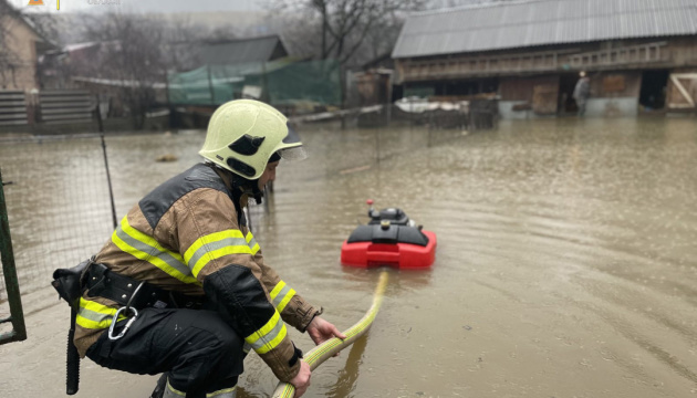 Через паводок на Закарпатті зник безвісти 15-річний підліток, затопило третину області
