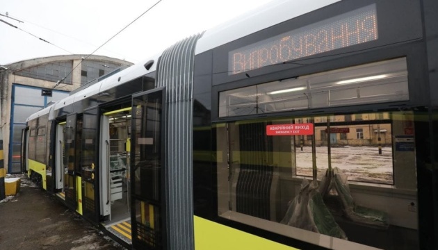 Во Львове вышел на маршрут первый пятисекционный трамвай украинского производства