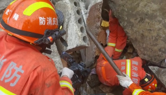У Китаї через вибух газу обвалилася їдальня, в пастці десятки людей