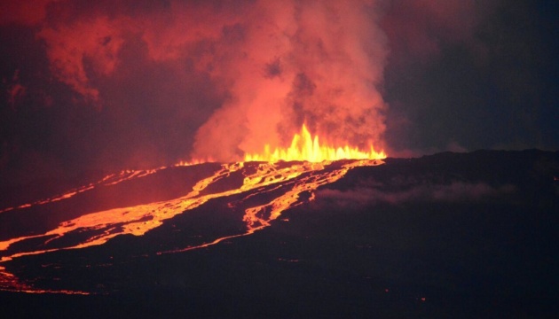 На Галапагоському острові почалося виверження вулкана Вовк