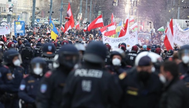 У Відні проти нових COVID-обмежень протестували близько 40 тисяч осіб