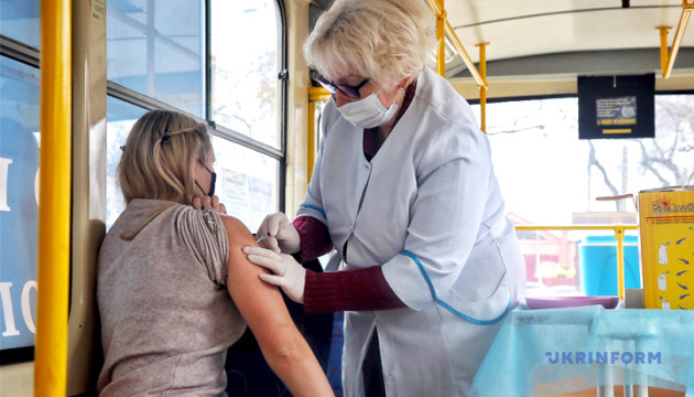 Administradas 22,5 mil vacunas contra el coronavirus en Ucrania en un día