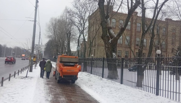 У Києві вулиці від снігу чистять 140 машин