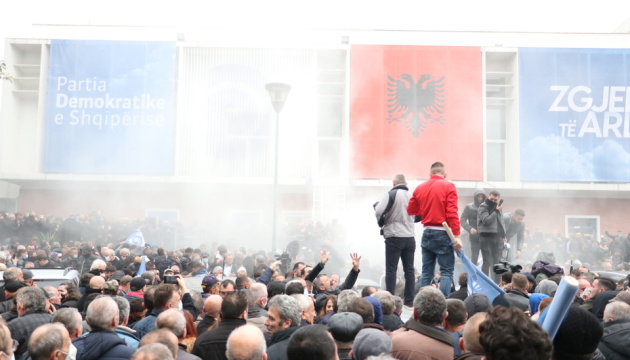В Албании полиция «слезогоном» и водометами отбила у протестующих офис оппозиции