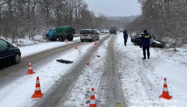 В Винницкой области столкнулись Dacia и грузовик, трое погибших