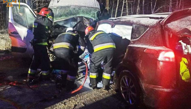 На Чернігівщині мікроавтобус зіткнувся з легковиком, постраждали 11 осіб
