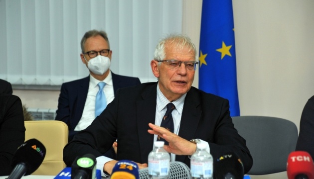 Dialogowi o Ukrainie muszą towarzyszyć twarde środki odstraszające Rosję – Borrell