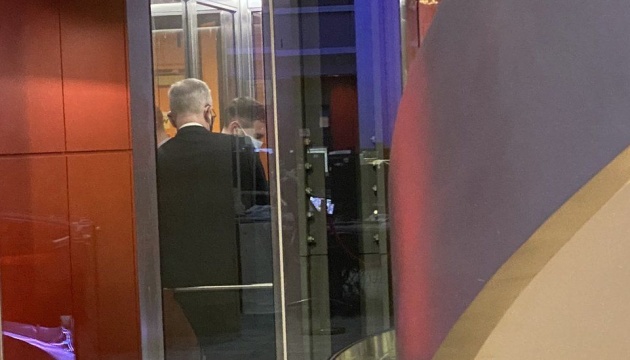Британский министр опоздал на интервью - застрял в лифте ВВС