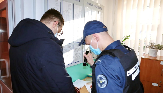 До українських судів торік намагалися пронести десятки тисяч ножів і набоїв