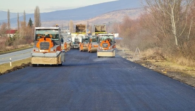 Розбиту міжнародну трасу Київ-Чоп почнуть ремонтувати із ділянок у горах