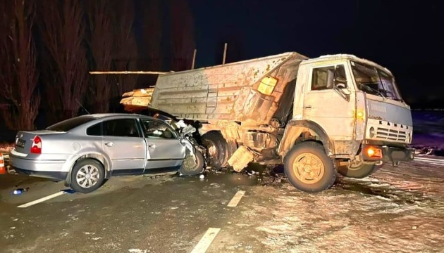 Вантажівка і Volkswagen не розминулися на Київщині, водій легковика загинув