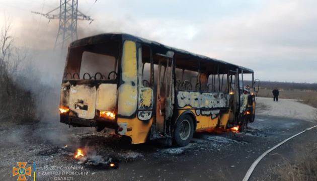 На Дніпропетровщині під час руху загорівся автобус