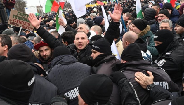 Лунали російські пісні: антиваксери штурмували парламент Болгарії