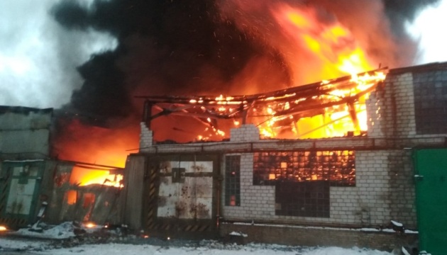 На Київщині сталася масштабна пожежа на складі з автошинами