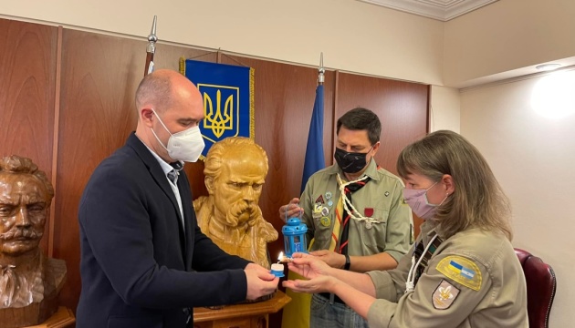 Посольство України в Аргентині отримало від пластунів Вифлеємський вогонь миру